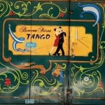 bemalte Tür mit Tangobild im Stil "Filete porteño"